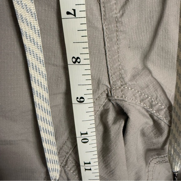 Vuori Men's Casual Shorts - Picture 4 of 9